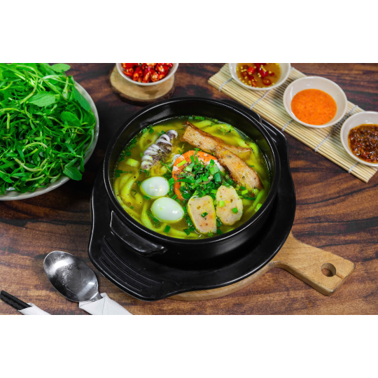 Bánh canh tôm chả trứng cút